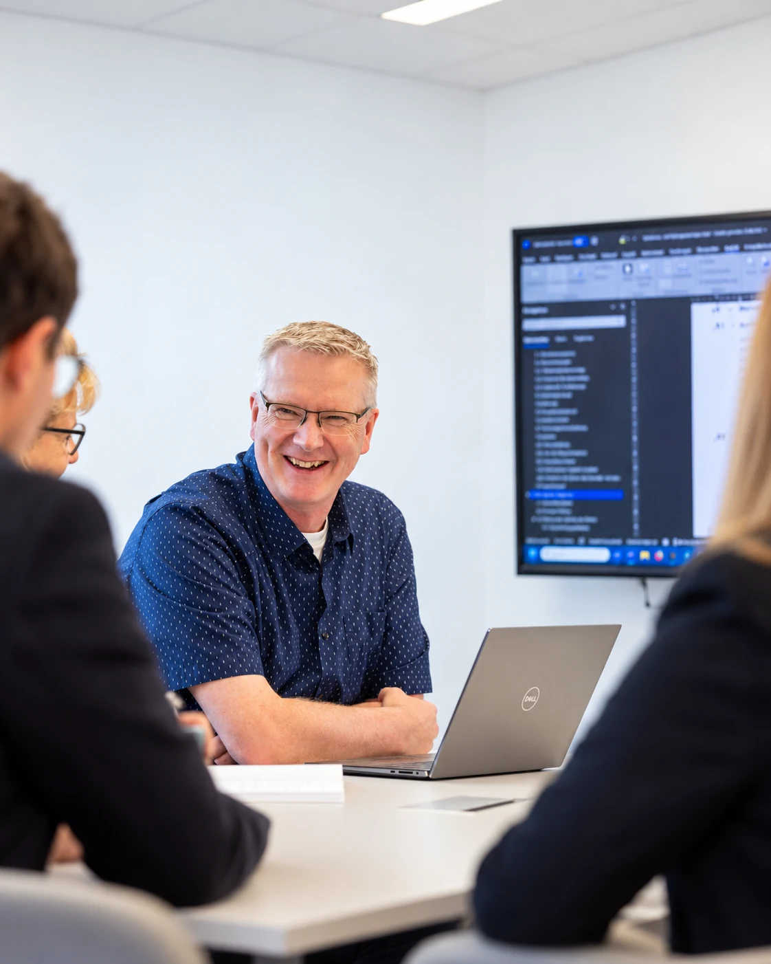 Berater mit Laptop in einer Besprechung