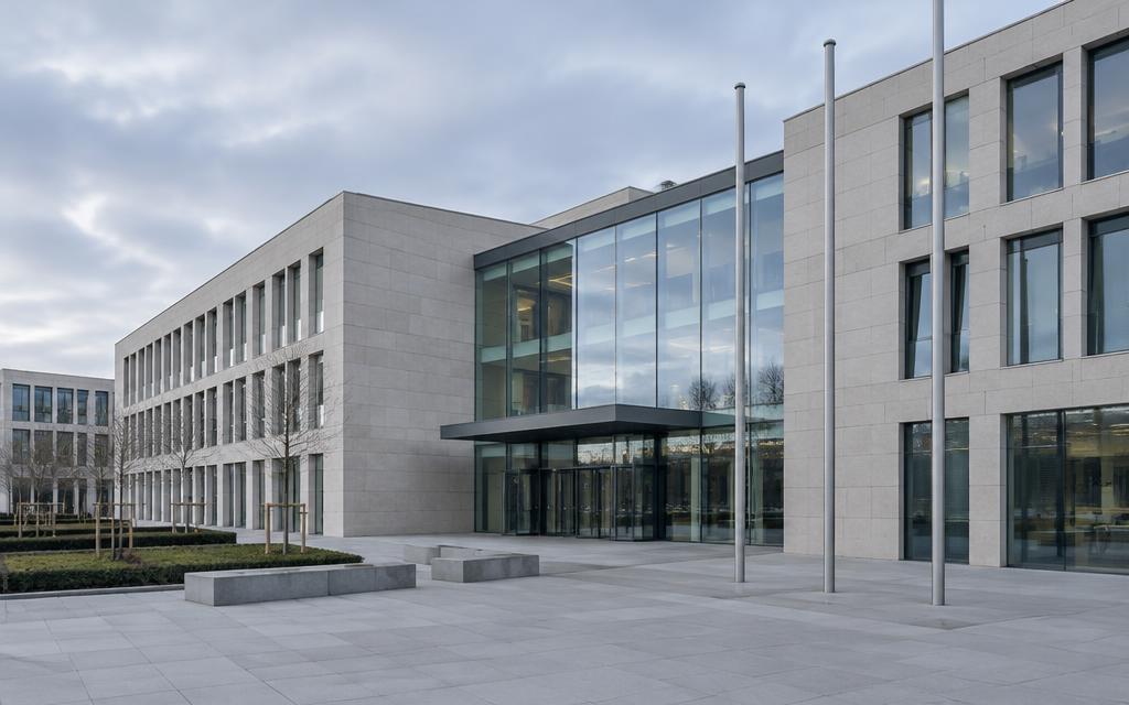 Verwaltungsgebäude mit Natursteinfassade und großflächiger Glasfront